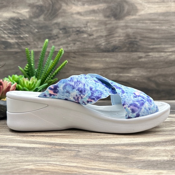 NEW Bzees Sahara Comfort Stretch Slide Wedge Sandal 8.5M 38.5 Blue Tie Dye - Picture 6 of 12